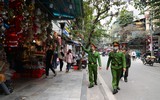 Theo chân lực lượng tuần tra, xử phạt người không đeo khẩu trang chụp ảnh check-in nơi công cộng ở Hà Nội