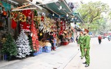 Theo chân lực lượng tuần tra, xử phạt người không đeo khẩu trang chụp ảnh check-in nơi công cộng ở Hà Nội