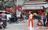 Theo chân lực lượng tuần tra, xử phạt người không đeo khẩu trang chụp ảnh check-in nơi công cộng ở Hà Nội