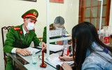 Theo chân lực lượng tuần tra, xử phạt người không đeo khẩu trang chụp ảnh check-in nơi công cộng ở Hà Nội
