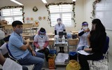 Hà Nội bắt đầu tiêm vaccine Covid-19 mũi 3 cho người dân, người cao tuổi có bệnh nền cũng được tiêm