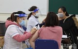 Hà Nội bắt đầu tiêm vaccine Covid-19 mũi 3 cho người dân, người cao tuổi có bệnh nền cũng được tiêm