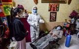 Theo chân những người mang 