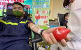 Ấn tượng hình ảnh thanh niên Công an Thủ đô rạng rỡ khi hiến máu phục vụ bệnh nhân ngày sát Tết