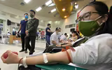 Ấn tượng hình ảnh thanh niên Công an Thủ đô rạng rỡ khi hiến máu phục vụ bệnh nhân ngày sát Tết