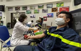 Ấn tượng hình ảnh thanh niên Công an Thủ đô rạng rỡ khi hiến máu phục vụ bệnh nhân ngày sát Tết