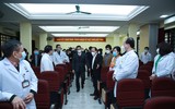 Phó Thủ tướng Vũ Đức Đam thăm trạm y tế lưu động, kiểm tra tiêm vaccine mũi 2 tại nhà ở Hà Nội