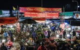 Hình ảnh đặc biệt đêm cuối năm: Người Hà Nội chen chân đội mưa rét đi chợ hoa lớn nhất Thủ đô