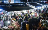 Hình ảnh đặc biệt đêm cuối năm: Người Hà Nội chen chân đội mưa rét đi chợ hoa lớn nhất Thủ đô