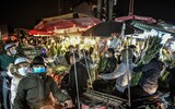 Hình ảnh đặc biệt đêm cuối năm: Người Hà Nội chen chân đội mưa rét đi chợ hoa lớn nhất Thủ đô