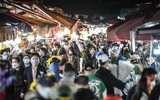Hình ảnh đặc biệt đêm cuối năm: Người Hà Nội chen chân đội mưa rét đi chợ hoa lớn nhất Thủ đô