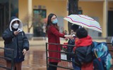 Ngày đầu học sinh tiểu học ngoại thành Hà Nội đội mưa rét đến trường học trực tiếp