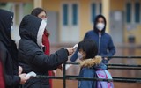 Ngày đầu học sinh tiểu học ngoại thành Hà Nội đội mưa rét đến trường học trực tiếp