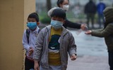 Ngày đầu học sinh tiểu học ngoại thành Hà Nội đội mưa rét đến trường học trực tiếp