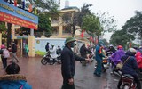 Ngày đầu học sinh tiểu học ngoại thành Hà Nội đội mưa rét đến trường học trực tiếp