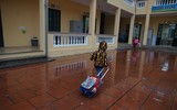 Ngày đầu học sinh tiểu học ngoại thành Hà Nội đội mưa rét đến trường học trực tiếp