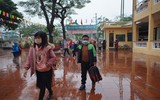 Ngày đầu học sinh tiểu học ngoại thành Hà Nội đội mưa rét đến trường học trực tiếp
