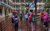 Ngày đầu học sinh tiểu học ngoại thành Hà Nội đội mưa rét đến trường học trực tiếp