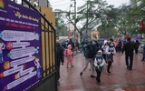 Ngày đầu học sinh tiểu học ngoại thành Hà Nội đội mưa rét đến trường học trực tiếp