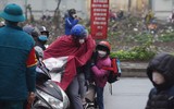 Ngày đầu học sinh tiểu học ngoại thành Hà Nội đội mưa rét đến trường học trực tiếp