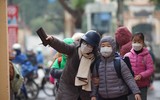 Ngày đầu học sinh tiểu học ngoại thành Hà Nội đội mưa rét đến trường học trực tiếp