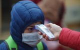 Ngày đầu học sinh tiểu học ngoại thành Hà Nội đội mưa rét đến trường học trực tiếp