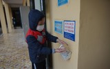 Ngày đầu học sinh tiểu học ngoại thành Hà Nội đội mưa rét đến trường học trực tiếp