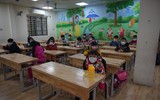 Ngày đầu học sinh tiểu học ngoại thành Hà Nội đội mưa rét đến trường học trực tiếp