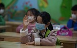 Ngày đầu học sinh tiểu học ngoại thành Hà Nội đội mưa rét đến trường học trực tiếp