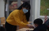 Ngày đầu học sinh tiểu học ngoại thành Hà Nội đội mưa rét đến trường học trực tiếp