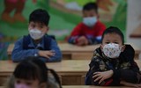 Ngày đầu học sinh tiểu học ngoại thành Hà Nội đội mưa rét đến trường học trực tiếp