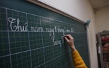 Ngày đầu học sinh tiểu học ngoại thành Hà Nội đội mưa rét đến trường học trực tiếp