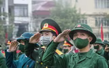 Xúc động hình ảnh thanh niên Thủ đô phấn khởi lên đường nhập ngũ dưới mưa lạnh