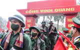 Xúc động hình ảnh thanh niên Thủ đô phấn khởi lên đường nhập ngũ dưới mưa lạnh