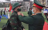 Xúc động hình ảnh thanh niên Thủ đô phấn khởi lên đường nhập ngũ dưới mưa lạnh