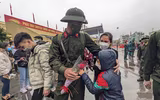 Xúc động hình ảnh thanh niên Thủ đô phấn khởi lên đường nhập ngũ dưới mưa lạnh
