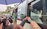 Xúc động hình ảnh thanh niên Thủ đô phấn khởi lên đường nhập ngũ dưới mưa lạnh