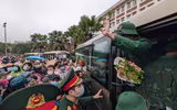 Xúc động hình ảnh thanh niên Thủ đô phấn khởi lên đường nhập ngũ dưới mưa lạnh