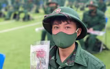 Xúc động hình ảnh thanh niên Thủ đô phấn khởi lên đường nhập ngũ dưới mưa lạnh