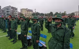 Xúc động hình ảnh thanh niên Thủ đô phấn khởi lên đường nhập ngũ dưới mưa lạnh