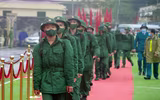 Xúc động hình ảnh thanh niên Thủ đô phấn khởi lên đường nhập ngũ dưới mưa lạnh