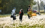 Ngắm cảnh đẹp như tranh vẽ với thiếu nữ bên cánh đồng cỏ lau giữa khu đô thị ở Hà Nội