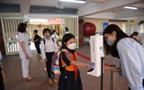 Hình ảnh ấn tượng trong ngày: Học sinh lớp 1 Hà Nội vui vẻ đến trường 