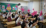 Hình ảnh ấn tượng trong ngày: Học sinh lớp 1 Hà Nội vui vẻ đến trường 