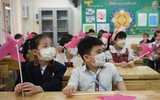 Hình ảnh ấn tượng trong ngày: Học sinh lớp 1 Hà Nội vui vẻ đến trường 