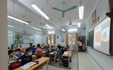 Hình ảnh ấn tượng trong ngày: Học sinh lớp 1 Hà Nội vui vẻ đến trường 