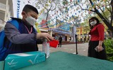 Hình ảnh ấn tượng trong ngày: Học sinh lớp 1 Hà Nội vui vẻ đến trường 