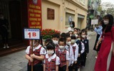 Hình ảnh ấn tượng trong ngày: Học sinh lớp 1 Hà Nội vui vẻ đến trường 
