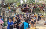 Hà Nội: Chen chân đi chơi công viên Thủ Lệ, trẻ em mệt mỏi vì nắng nóng