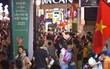 Hình ảnh ấn tượng: Phố đi bộ hồ Gươm và Thành cổ Sơn Tây đông nghịt người tối 30-4